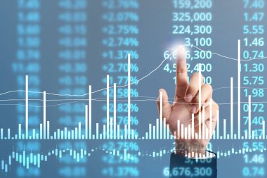  İşadamı, işinde grafik büyümesi ve grafik artışı için olumlu göstergeler planlıyor