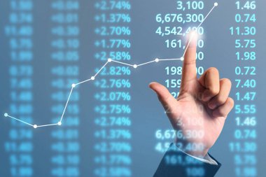  İşadamı planı büyüme ve grafik olumlu indicato artması