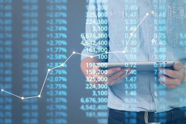  İşadamı, işinde grafik büyümesi ve grafik artışı için olumlu göstergeler planlıyor