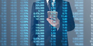  İşadamı planı büyüme ve grafik olumlu indicato artması