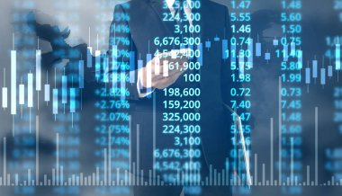  İşadamı, işinde grafik büyümesi ve grafik artışı için olumlu göstergeler planlıyor