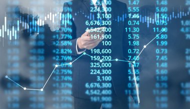  İşadamı, işinde grafik büyümesi ve grafik artışı için olumlu göstergeler planlıyor