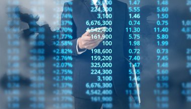  İşadamı, işinde grafik büyümesi ve grafik artışı için olumlu göstergeler planlıyor