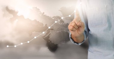  İşadamı, işinde grafik büyümesi ve grafik artışı için olumlu göstergeler planlıyor