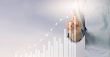  İşadamı, işinde grafik büyümesi ve grafik artışı için olumlu göstergeler planlıyor