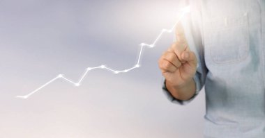  İşadamı, işinde grafik büyümesi ve grafik artışı için olumlu göstergeler planlıyor