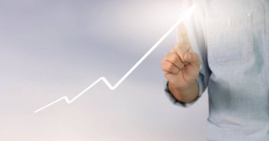  İşadamı, işinde grafik büyümesi ve grafik artışı için olumlu göstergeler planlıyor