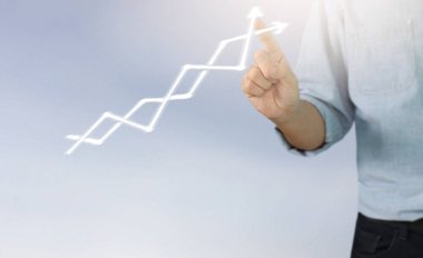  İşadamı, işinde grafik büyümesi ve grafik artışı için olumlu göstergeler planlıyor