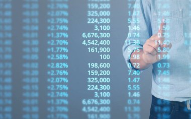  İşadamı, işinde grafik büyümesi ve grafik artışı için olumlu göstergeler planlıyor