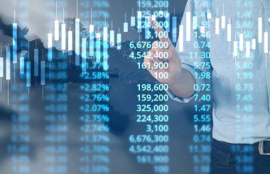  İşadamı, işinde grafik büyümesi ve grafik artışı için olumlu göstergeler planlıyor