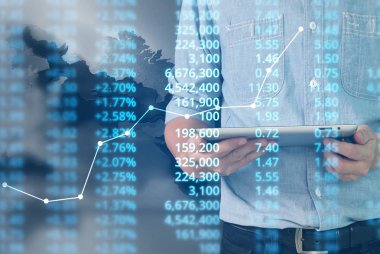  İşadamı, işinde grafik büyümesi ve grafik artışı için olumlu göstergeler planlıyor