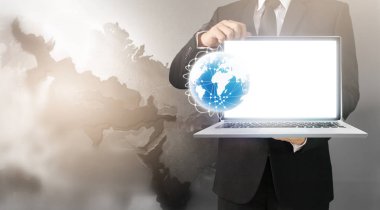 Yakışıklı iş adamı ve dizüstü elinde tutan takım elbise 