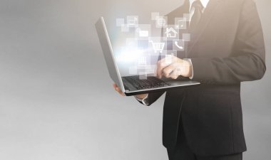 Yakışıklı iş adamı ve dizüstü elinde tutan takım elbise 