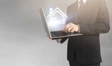  iş adamı ve dizüstü elinde tutan takım elbise 