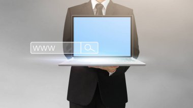 Yakışıklı iş adamı ve dizüstü elinde tutan takım elbise 