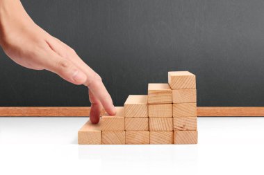 Oyuncak merdivenlere tırmanan el yapımı iş adamı.