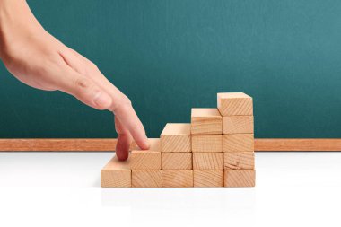 Oyuncak merdivenlere tırmanan el yapımı iş adamı.