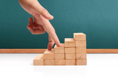 Oyuncak merdivenlere tırmanan el yapımı iş adamı.