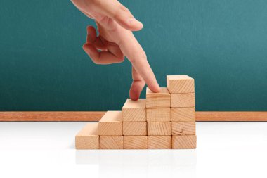 Oyuncak merdivenlere tırmanan el yapımı iş adamı.