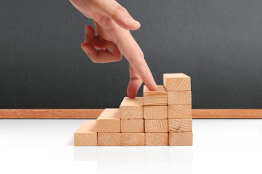 Oyuncak merdivenlere tırmanan el yapımı iş adamı.