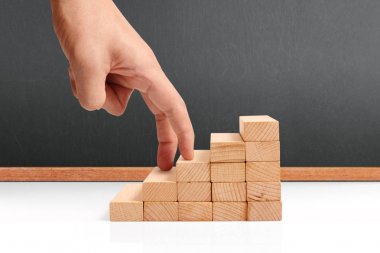 Oyuncak merdivenlere tırmanan el yapımı iş adamı.