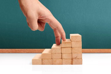 Oyuncak merdivenlere tırmanan el yapımı iş adamı.