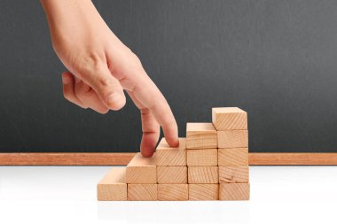 Oyuncak merdivenlere tırmanan el yapımı iş adamı.