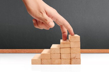 Oyuncak merdivenlere tırmanan el yapımı iş adamı.