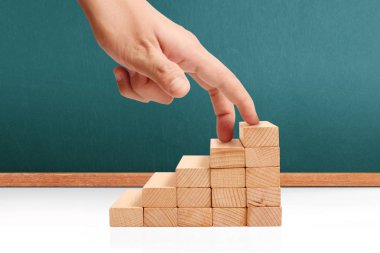 Oyuncak merdivenlere tırmanan el yapımı iş adamı.