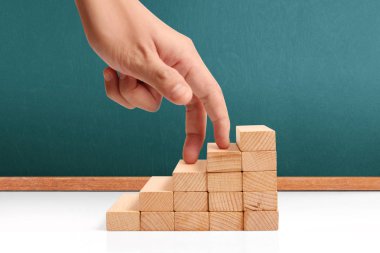 Oyuncak merdivenlere tırmanan el yapımı iş adamı.