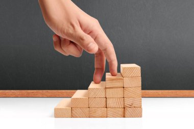 Oyuncak merdivenlere tırmanan el yapımı iş adamı.