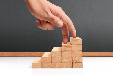 Oyuncak merdivenlere tırmanan el yapımı iş adamı.