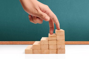 Oyuncak merdivenlere tırmanan el yapımı iş adamı.