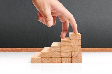 Oyuncak merdivenlere tırmanan el yapımı iş adamı.