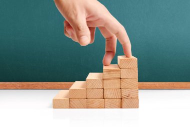 Oyuncak merdivenlere tırmanan el yapımı iş adamı.