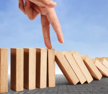 Devamlı devrilmiş bir domino taşı.