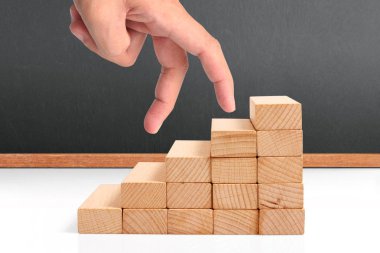 Oyuncak merdivenlere tırmanan el yapımı iş adamı.