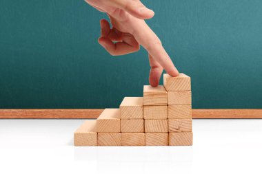 Oyuncak merdivenlere tırmanan el yapımı iş adamı.