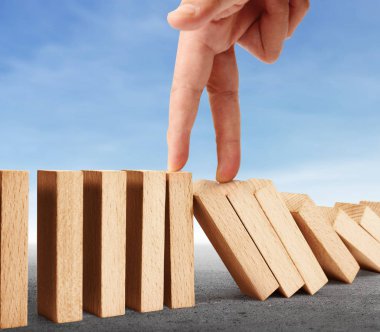 Devamlı devrilmiş bir domino taşı.