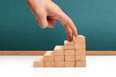 Oyuncak merdivenlere tırmanan el yapımı iş adamı.