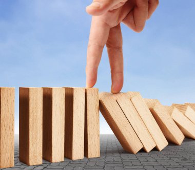 Devamlı devrilmiş bir domino taşı.