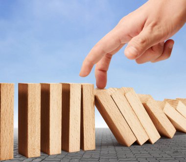 Devamlı devrilmiş bir domino taşı.