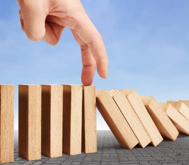 Devamlı devrilmiş bir domino taşı.