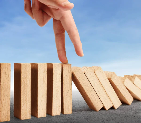 Devamlı devrilmiş bir domino taşı.