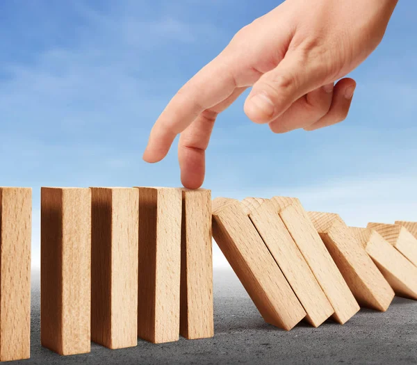 Hand Stoppa Domino Kontinuerligt Störtade — Stockfoto