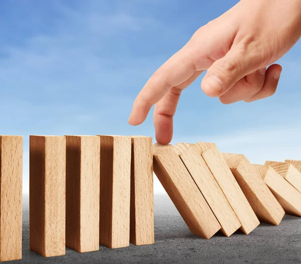 Devamlı devrilmiş bir domino taşı.