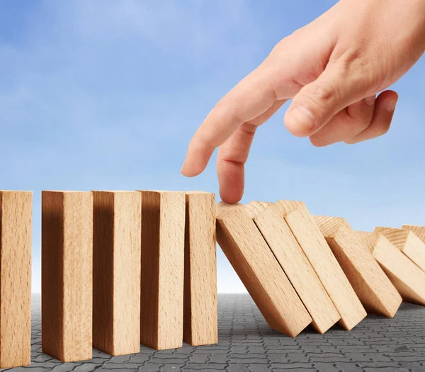 Hand Stoppa Domino Kontinuerligt Störtade — Stockfoto