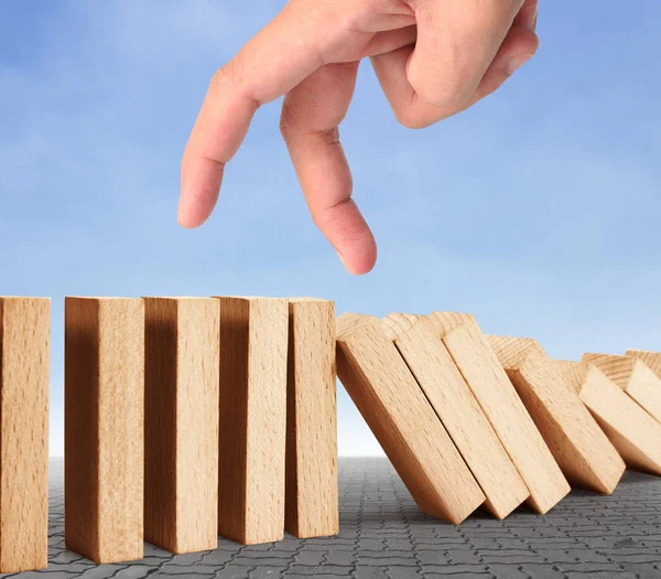 Devamlı devrilmiş bir domino taşı.