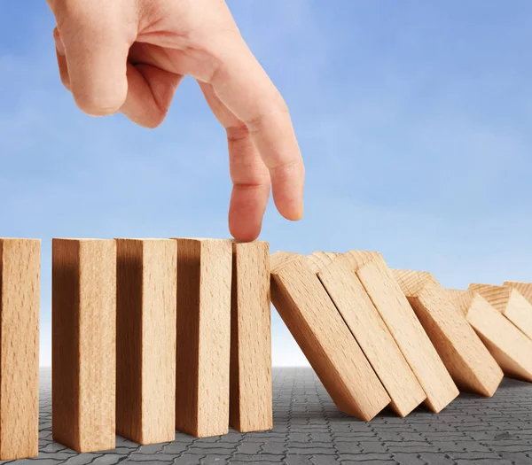 Devamlı devrilmiş bir domino taşı.