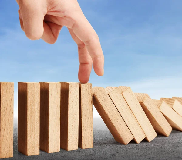 Devamlı devrilmiş bir domino taşı.